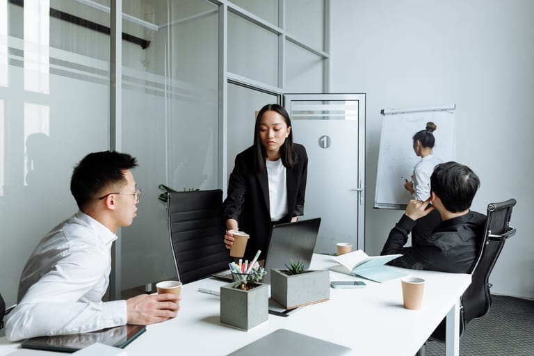 Model Exorex 100: a team meeting in an office