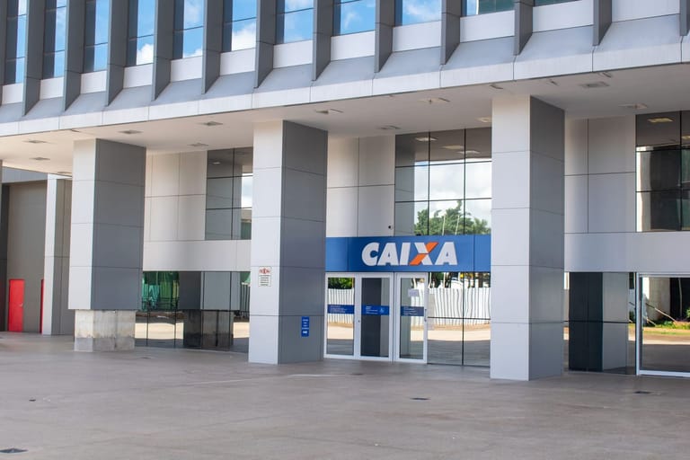 Spike Nx Cipro: columns of a bank building