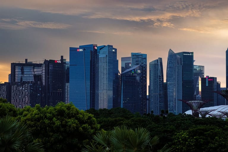 Stake Maxalt 100: the skyline of a business district
